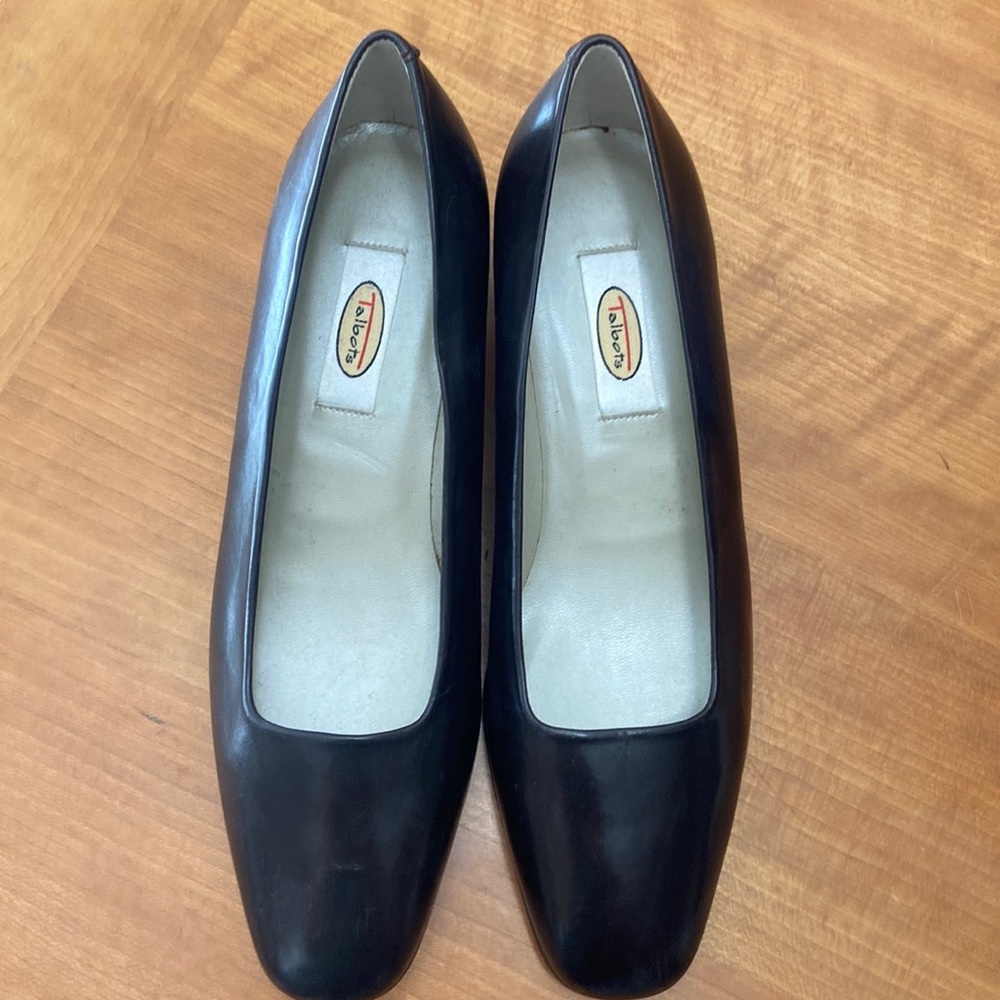 Talbots size 8 brown low heel pumps